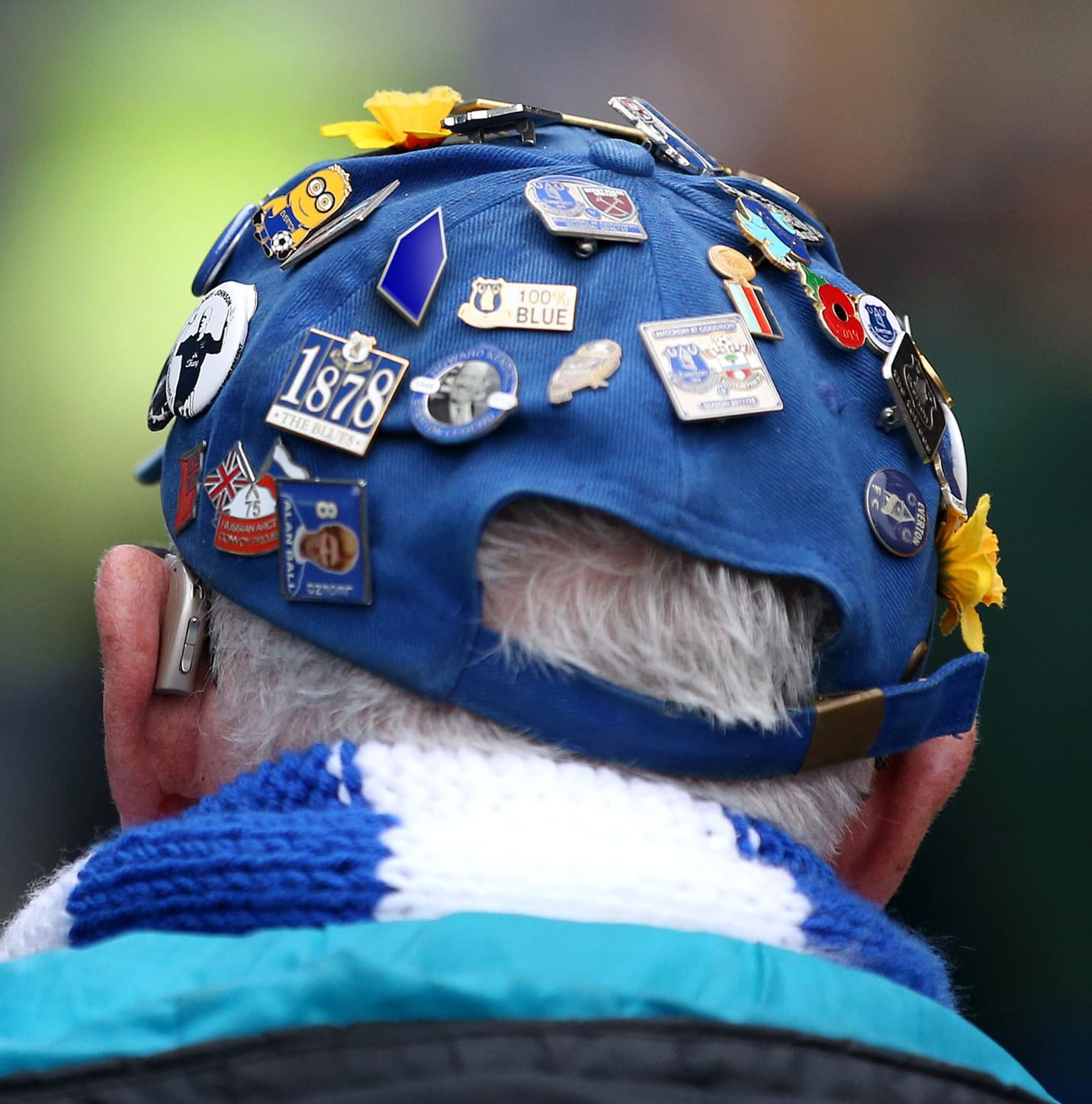Everton fan hat and badges